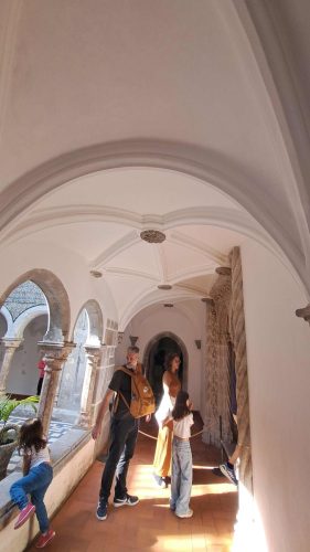 Sisäpihan ymärillä olevaa käytävää