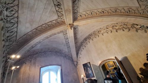 Kattokoristeita, miltähän näyttäisi olohuoneessa...