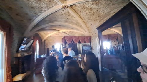 Hienoja kattoja, ja väkeä riittää