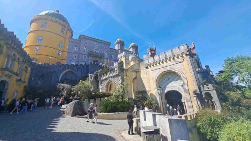 Näkymiä etupihalta