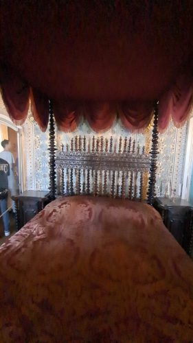 Nukkumapaikka sadekatoksella