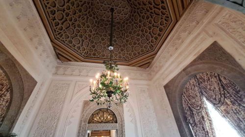 Kattokoristeita ja kruunu