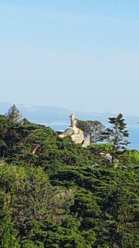 Patsas siellä kukkulalla