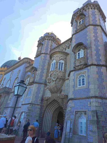 Linnan yläpihalla jo ollaan