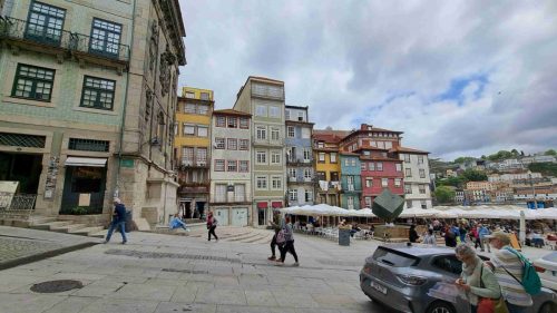 Katunäkymää rannan kahvioista.