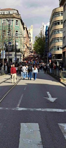 Porton neilikkapäivän ruuhkaa