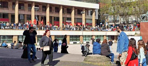 Porton neilikkapäivän ruuhkaa