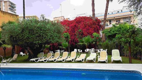 Väriloistoa altaan takana