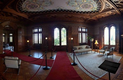 Panoraamakuva linnan aulasta