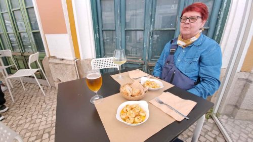 Iltapalaa katukahvilassa